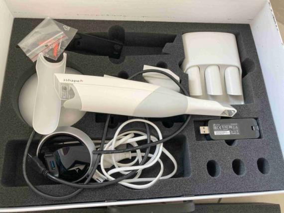 3Shape Trios 3 Wireless intraoralny skener  a implantologicky motor Implanter LED