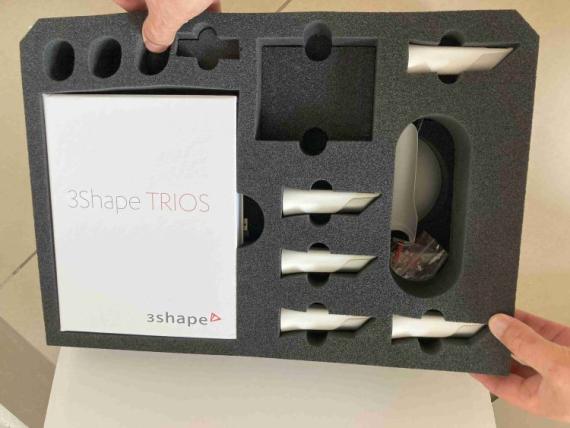 3Shape Trios 3 Wireless intraoralny skener  a implantologicky motor Implanter LED